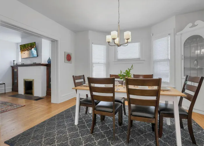 Housepitality - The Maynard Manor Holiday home