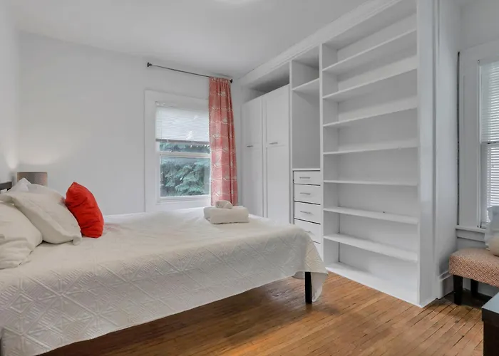 Housepitality - The Maynard Manor Holiday home